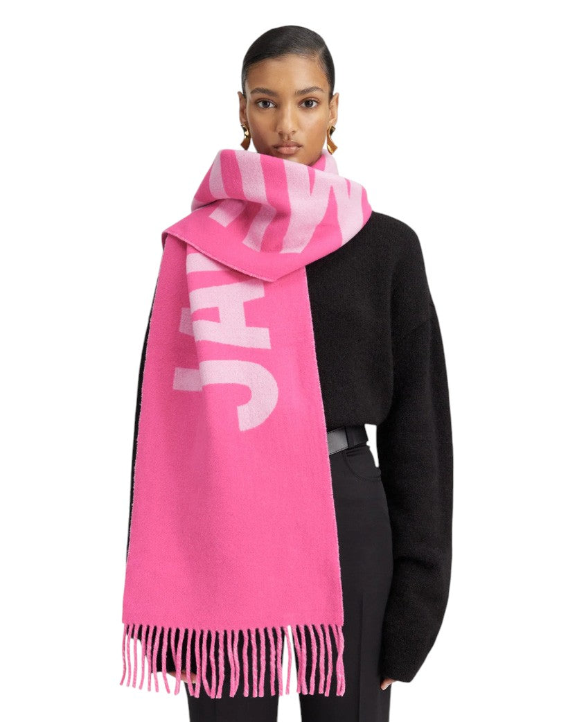 JACQUEMUS ピンク フリンジロゴマフラー　ウール　ジャックムス Шарф Jacquemus Logo Jacquard Fringed Edge Scarf Multi-Pink | SSTORIES